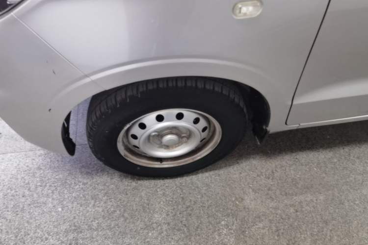 Used Wuling Hongguang V 2022 1.5L Jingqu Edition Enclosed-Window Vehicle with Hydraulic Power Steering LAR Left Front Wheel Hub