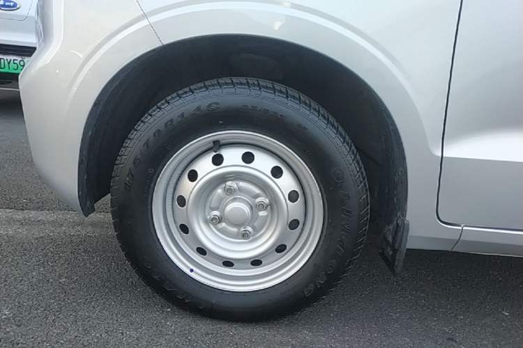 Used Wuling Hongguang V 2022 1.5L Jingqu Edition Enclosed-Window Vehicle with Hydraulic Power Steering LAR Left Front Wheel Hub