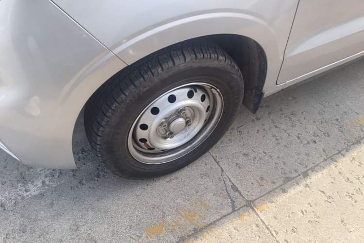 Used Wuling Hongguang V 2022 1.5L Jingqu Edition Electric-Assist LAR Left Front Wheel Hub