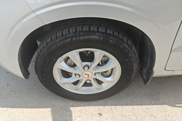 Used Wuling Hongguang V 2022 1.5L Enjoy Edition Electric-Powered LAR Left Front Wheel Hub