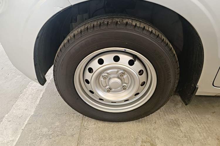 Used Wuling Hongguang V 2022 1.5L Jingqu Edition Electric-Assist LAR Left Front Wheel Hub