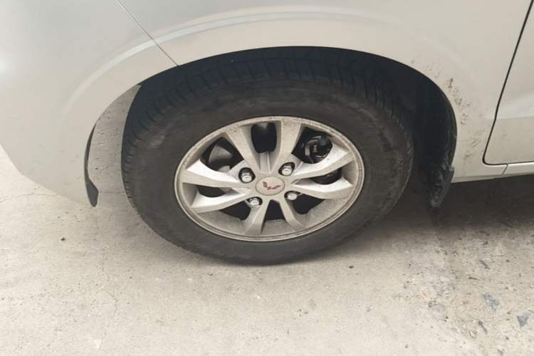 Used Wuling Hongguang V 2022 1.5L Enjoy Edition Electric-Powered LAR Left Front Wheel Hub