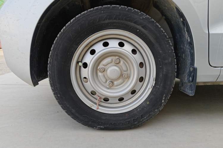Used Wuling Hongguang V 2022 1.5L Jingqu Edition Enclosed-Window Vehicle with Hydraulic Power Steering LAR Left Front Wheel Hub