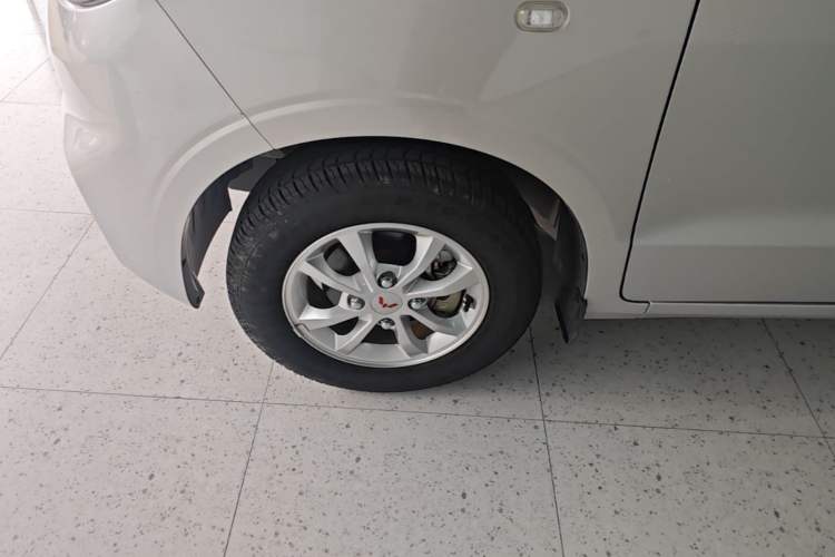 Used Wuling Hongguang V 2022 1.5L Enjoy Edition Electric-Powered LAR Left Front Wheel Hub