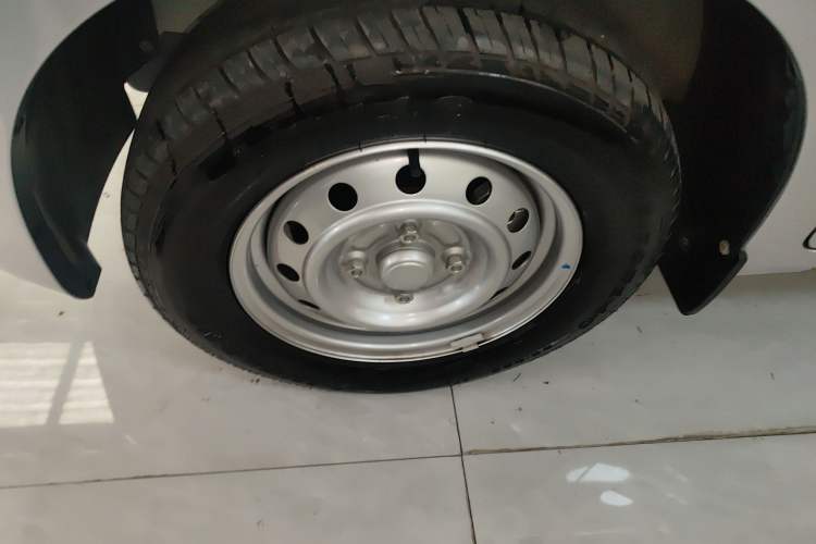 Used Wuling Hongguang V 2022 1.5L Jingqu Edition Enclosed-Window Vehicle with Hydraulic Power Steering LAR Left Front Wheel Hub