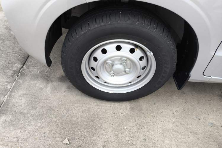 Used Wuling Hongguang V 2022 1.5L Jingqu Edition Electric-Assist LAR Left Front Wheel Hub