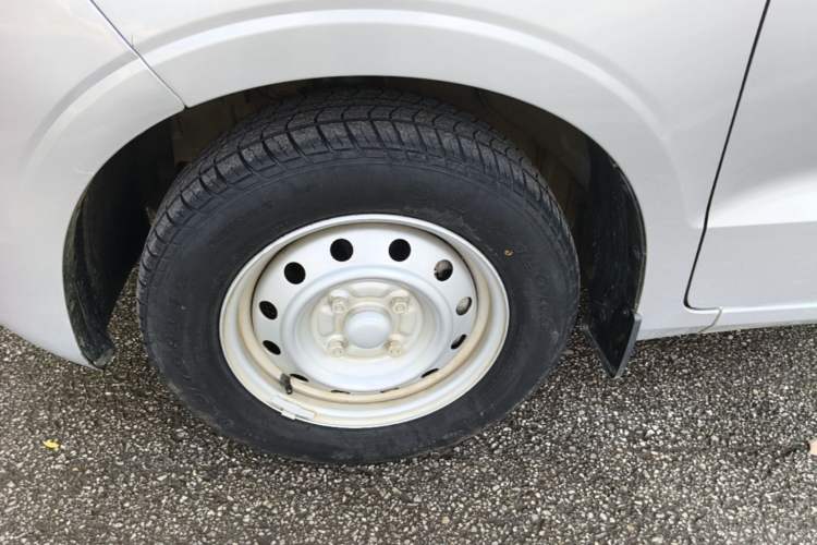 Used Wuling Hongguang V 2022 1.5L Enjoy Edition Electric-Powered LAR Left Front Wheel Hub