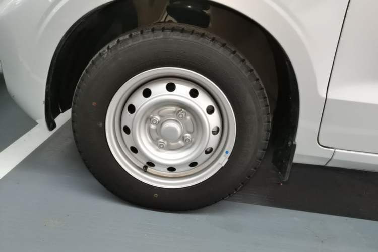 Used Wuling Hongguang V 2022 1.5L Jingqu Edition Electric-Assist LAR Left Front Wheel Hub