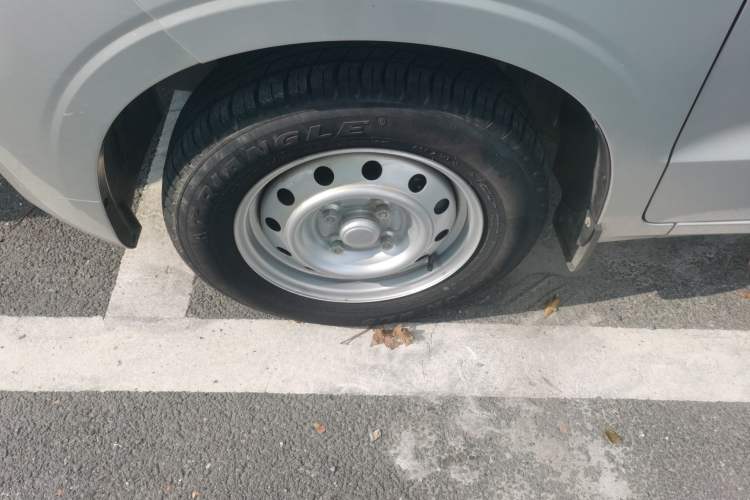 Used Wuling Hongguang V 2022 1.5L Jingqu Edition Enclosed-Window Vehicle with Hydraulic Power Steering LAR Left Front Wheel Hub