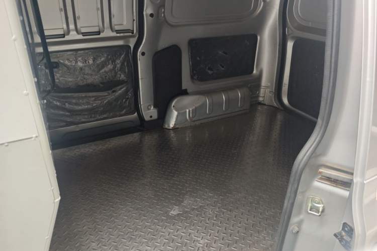 Used Wuling Hongguang V 2022 1.5L Jingqu Edition Enclosed-Window Vehicle with Hydraulic Power Steering LAR Left Rear Seat