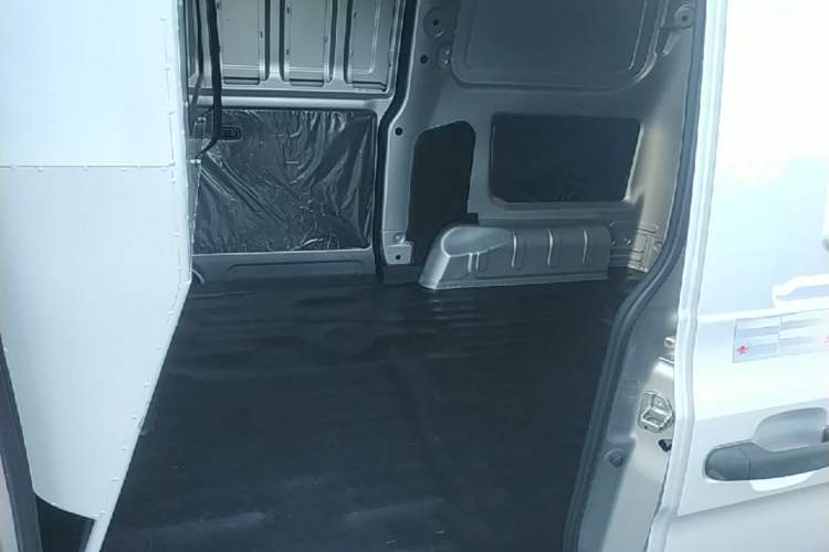 Used Wuling Hongguang V 2022 1.5L Jingqu Edition Enclosed-Window Vehicle with Hydraulic Power Steering LAR Left Rear Seat