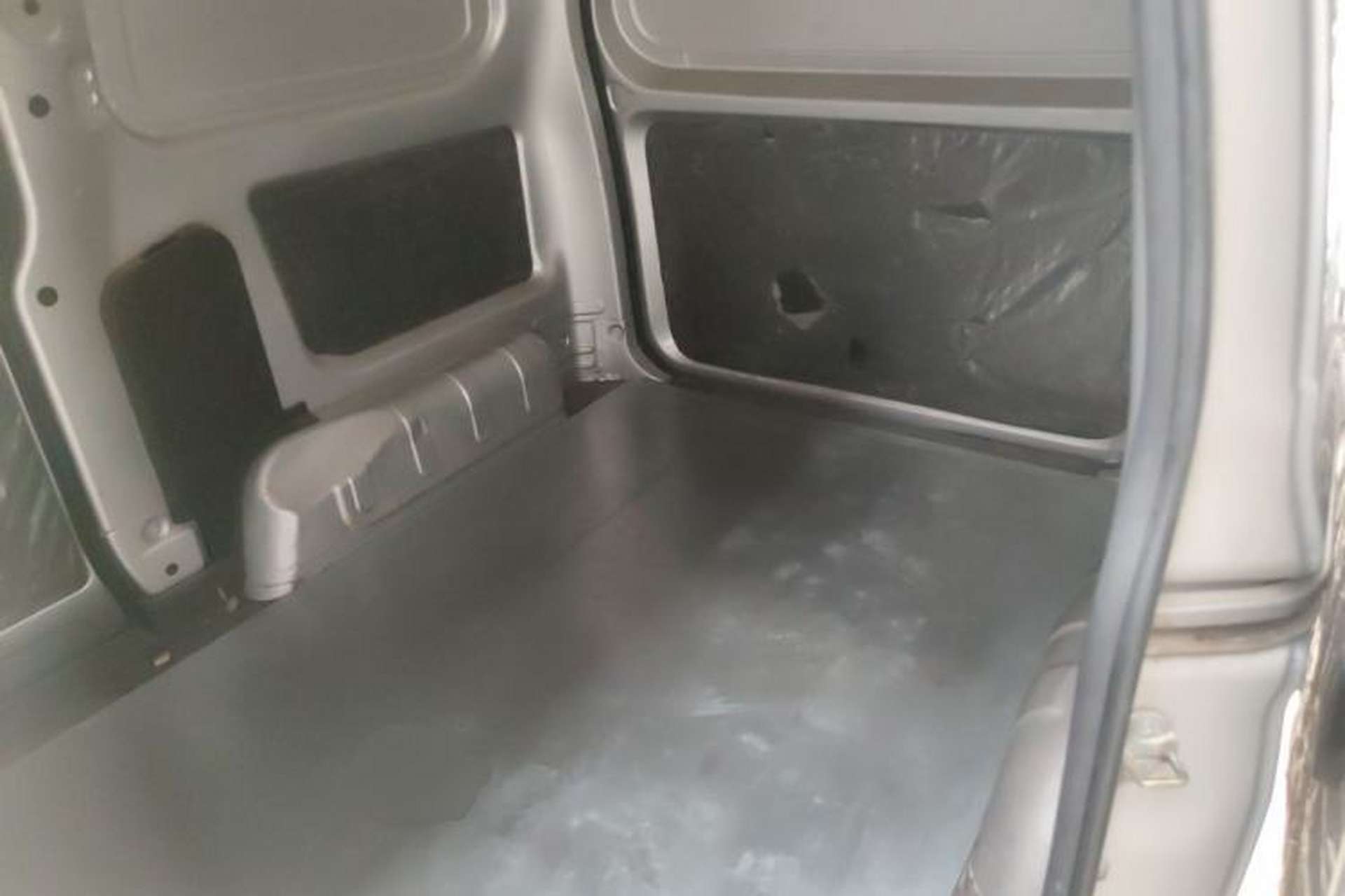Used Wuling Hongguang V 2022 1.5L Jingqu Edition Enclosed-Window Vehicle with Hydraulic Power Steering LAR Left Rear Seat