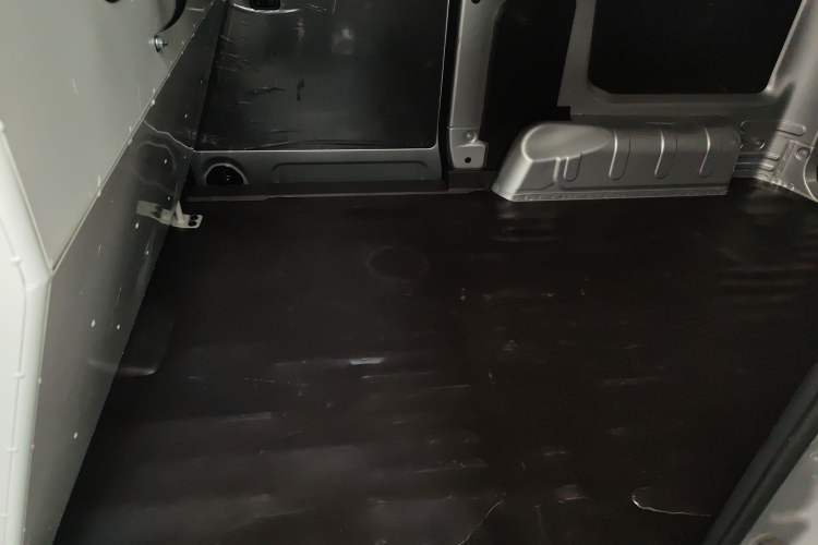 Used Wuling Hongguang V 2022 1.5L Jingqu Edition Enclosed-Window Vehicle with Hydraulic Power Steering LAR Left Rear Seat