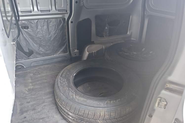 Used Wuling Hongguang V 2022 1.5L Jingqu Edition Enclosed-Window Vehicle with Electric Power Steering LAR Left Rear Seat
