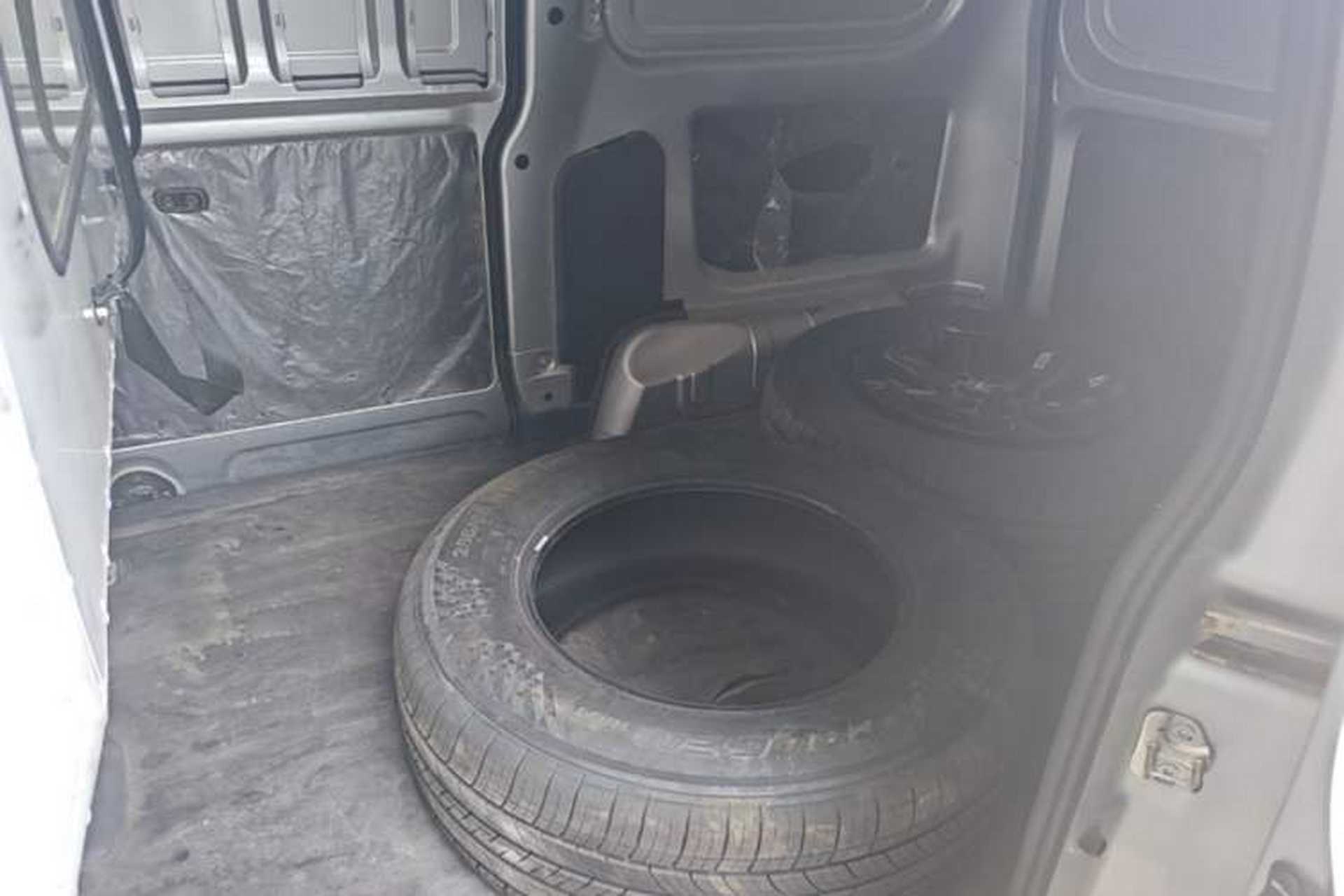 Used Wuling Hongguang V 2022 1.5L Jingqu Edition Enclosed-Window Vehicle with Electric Power Steering LAR Left Rear Seat