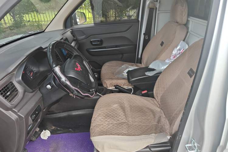 Used Wuling Hongguang V 2022 1.5L Jingqu Edition Enclosed-Window Vehicle with Hydraulic Power Steering LAR Left Rear Seat
