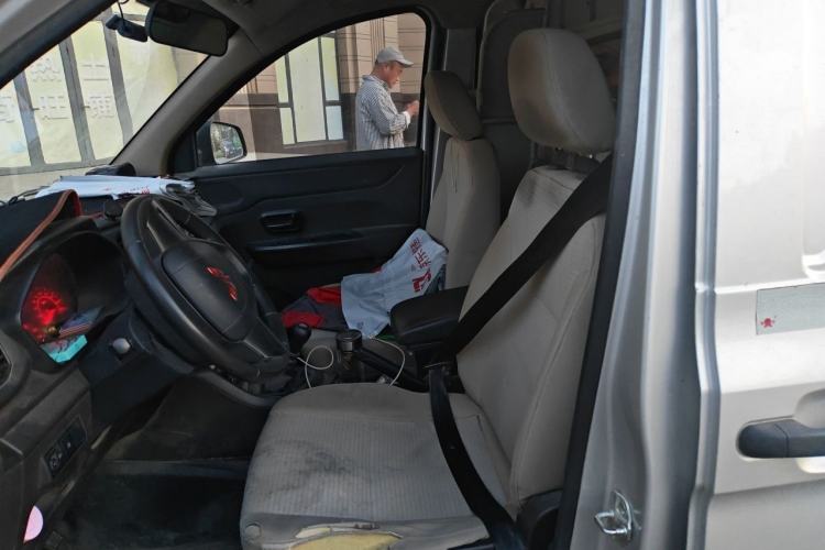 Used Wuling Hongguang V 2022 1.5L Jingqu Edition Enclosed-Window Vehicle with Hydraulic Power Steering LAR Left Rear Seat