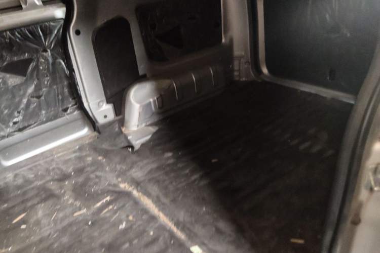 Used Wuling Hongguang V 2022 1.5L Jingqu Edition Enclosed-Window Vehicle with Hydraulic Power Steering LAR Left Rear Seat