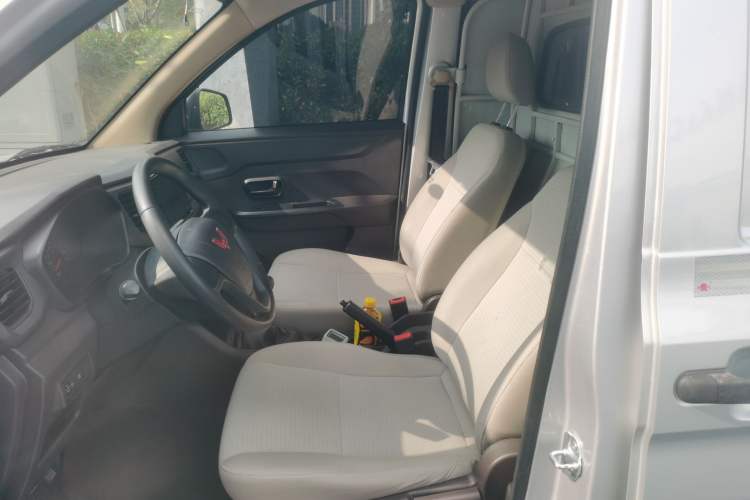 Used Wuling Hongguang V 2022 1.5L Jingqu Edition Enclosed-Window Vehicle with Hydraulic Power Steering LAR Left Rear Seat