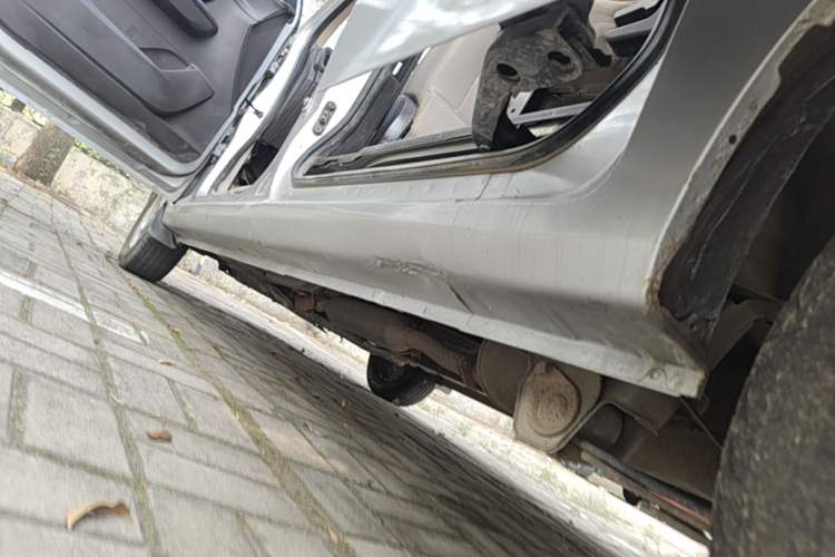Used Wuling Hongguang V 2022 1.5L Jingqu Version Hydraulic Power Steering LAR Left Side Sill