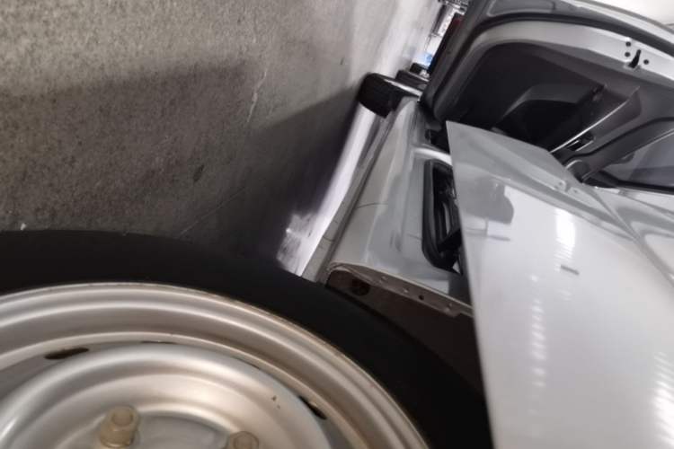 Used Wuling Hongguang V 2022 1.5L Jingqu Edition Enclosed-Window Vehicle with Hydraulic Power Steering LAR Left Side Sill