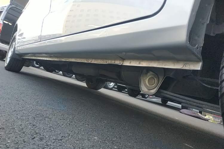 Used Wuling Hongguang V 2022 1.5L Jingqu Edition Enclosed-Window Vehicle with Hydraulic Power Steering LAR Left Side Sill