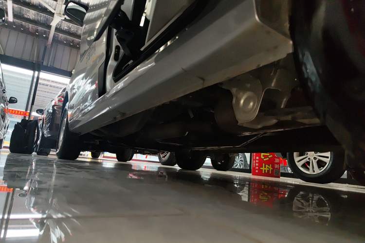 Used Wuling Hongguang V 2022 1.5L Jingqu Edition Enclosed-Window Vehicle with Hydraulic Power Steering LAR Left Side Sill
