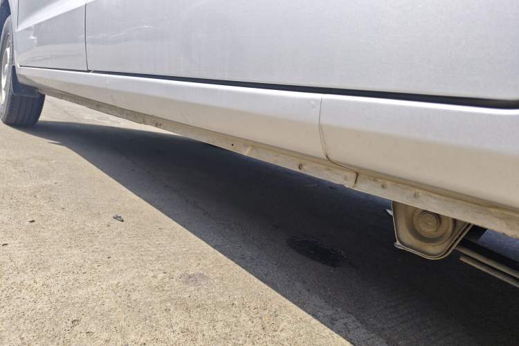 Used Wuling Hongguang V 2022 1.5L Jingqu Edition Enclosed-Window Vehicle with Electric Power Steering LAR Left Side Sill