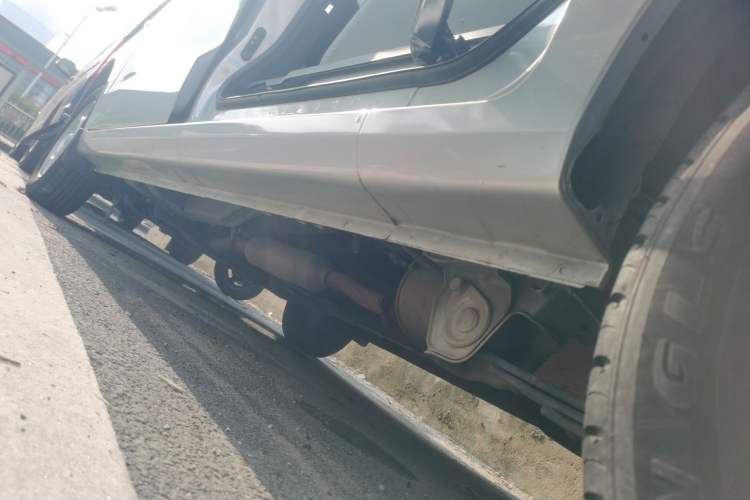 Used Wuling Hongguang V 2022 1.5L Jingqu Edition Enclosed-Window Vehicle with Hydraulic Power Steering LAR Left Side Sill