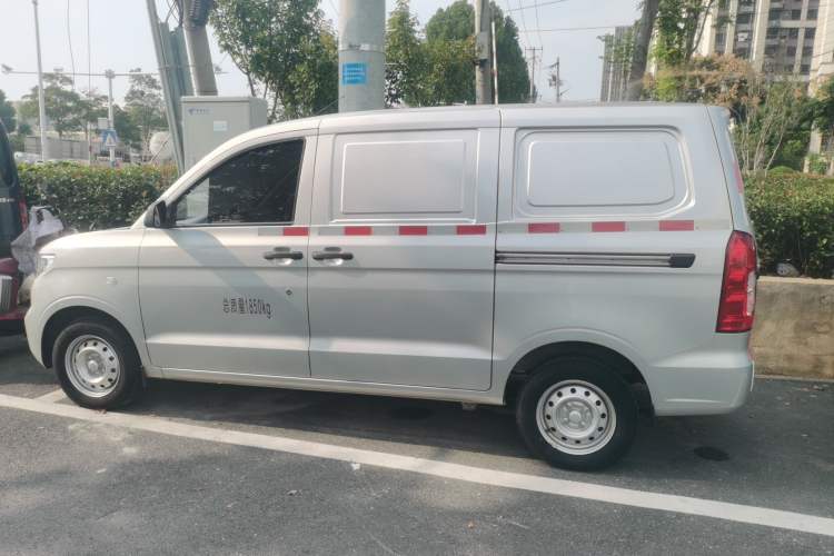 Used Wuling Hongguang V 2022 1.5L Jingqu Edition Enclosed-Window Vehicle with Hydraulic Power Steering LAR Left Side