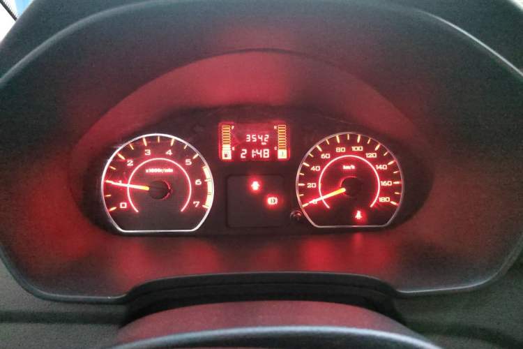 Used Wuling Hongguang V 2022 1.5L Jingqu Edition Electric-Assist LAR Odometer Close Up