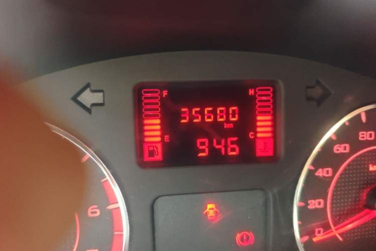 Used Wuling Hongguang V 2022 1.5L Jingqu Edition Enclosed-Window Vehicle with Hydraulic Power Steering LAR Odometer Close Up