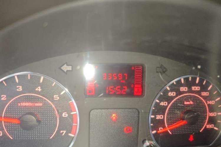 Used Wuling Hongguang V 2022 1.5L Jingqu Edition Enclosed-Window Vehicle with Hydraulic Power Steering LAR Odometer Close Up