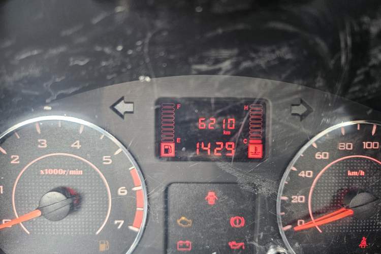 Used Wuling Hongguang V 2022 1.5L Jingqu Edition Electric-Assist LAR Odometer Close Up