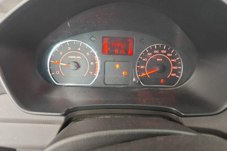 Used Wuling Hongguang V 2022 1.5L Jingqu Edition Enclosed-Window Vehicle with Hydraulic Power Steering LAR Odometer Close Up