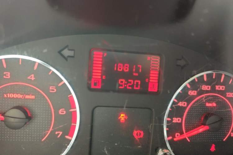 Used Wuling Hongguang V 2022 1.5L Jingqu Edition Enclosed-Window Vehicle with Hydraulic Power Steering LAR Odometer Close Up
