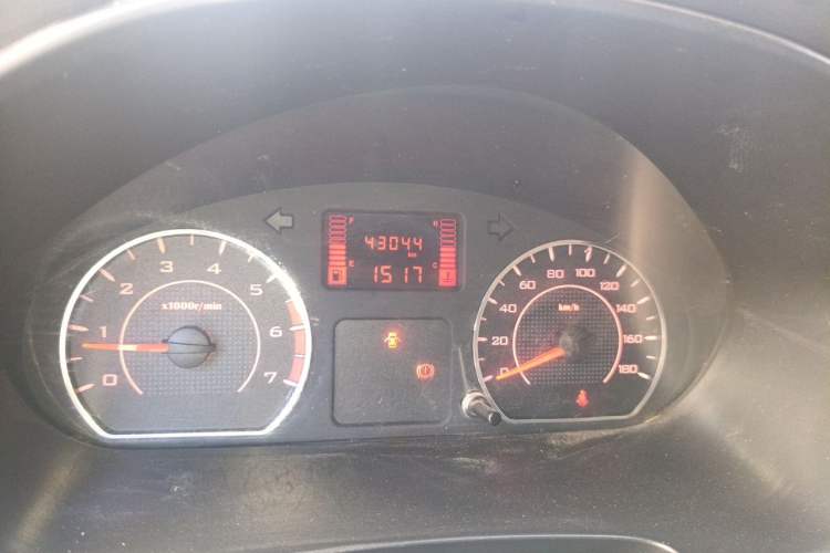 Used Wuling Hongguang V 2022 1.5L Jingqu Edition Enclosed-Window Vehicle with Hydraulic Power Steering LAR Odometer Close Up