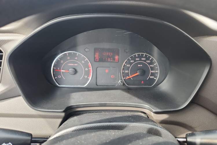 Used Wuling Hongguang V 2022 1.5L Jingqu Edition Enclosed-Window Vehicle with Hydraulic Power Steering LAR Odometer Close Up