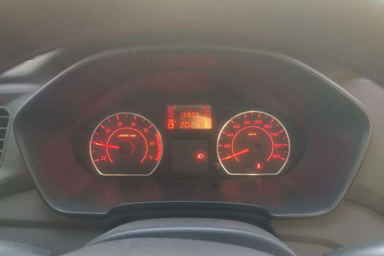 Used Wuling Hongguang V 2022 1.5L Jingqu Edition Enclosed-Window Vehicle with Hydraulic Power Steering LAR Odometer Close Up