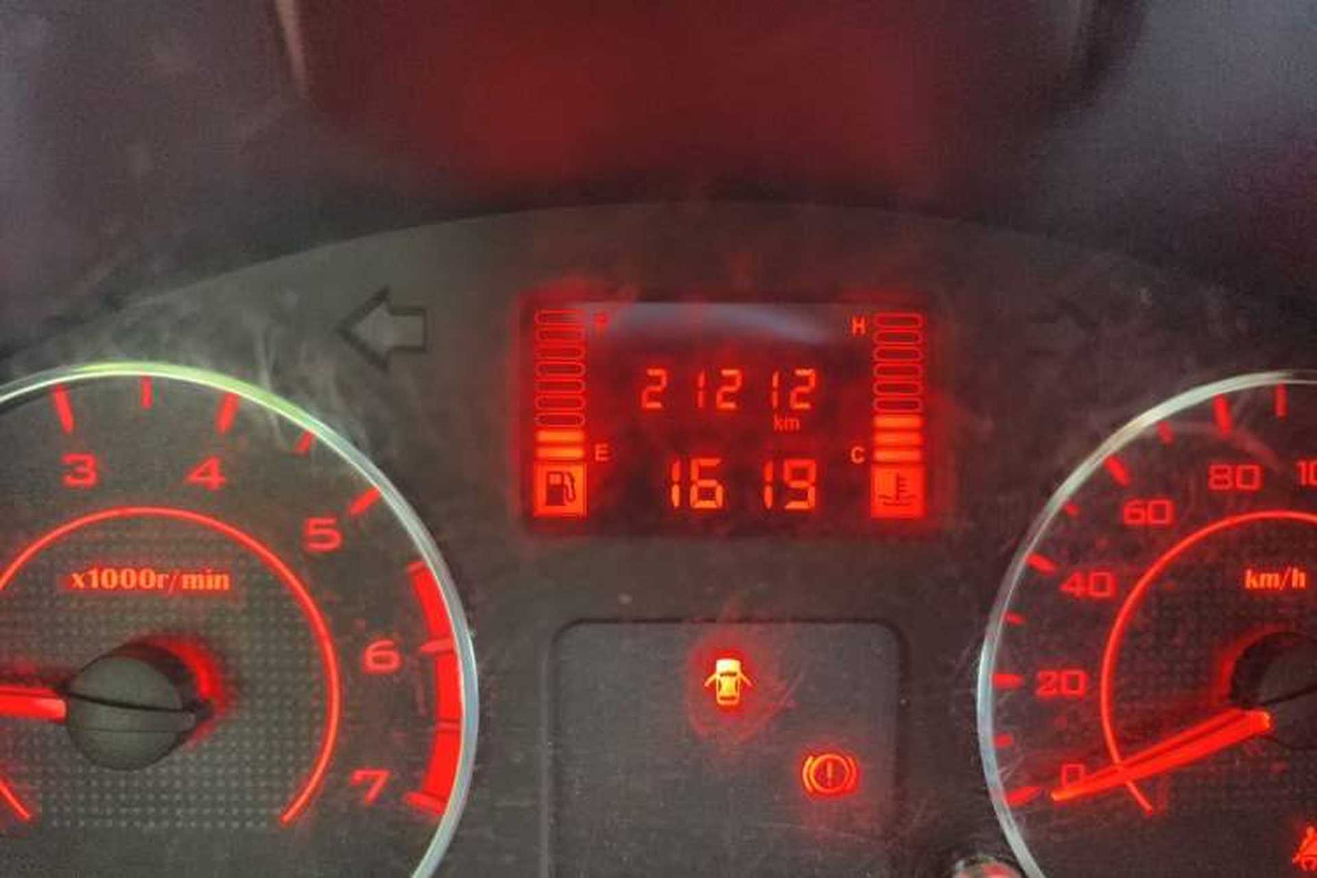 Used Wuling Hongguang V 2022 1.5L Jingqu Edition Enclosed-Window Vehicle with Electric Power Steering LAR Odometer Close Up