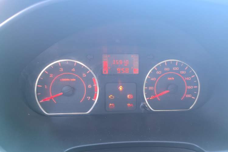 Used Wuling Hongguang V 2022 1.5L Jingqu Edition Enclosed-Window Vehicle with Hydraulic Power Steering LAR Odometer Close Up