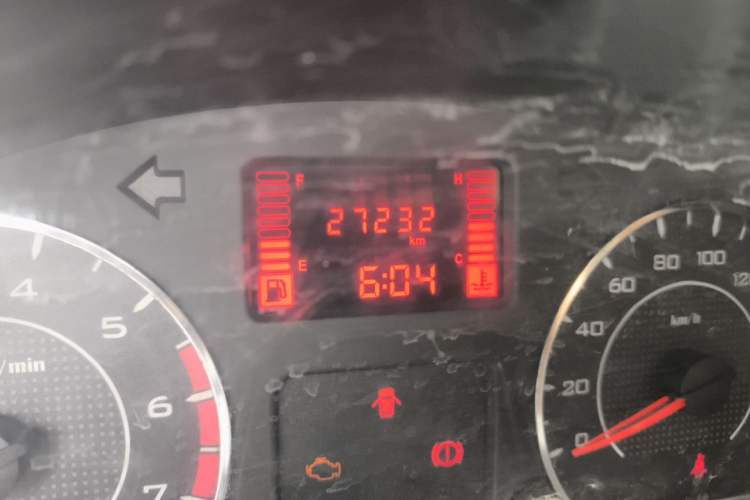 Used Wuling Hongguang V 2022 1.5L Jingqu Edition Enclosed-Window Vehicle with Hydraulic Power Steering LAR Odometer Close Up