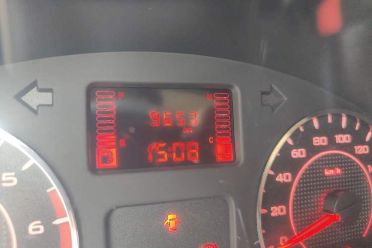 Used Wuling Hongguang V 2022 1.5L Jingqu Edition Electric-Assist LAR Odometer Close Up