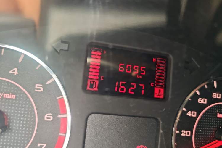 Used Wuling Hongguang V 2022 1.5L Jingqu Edition Electric-Assist LAR Odometer Close Up