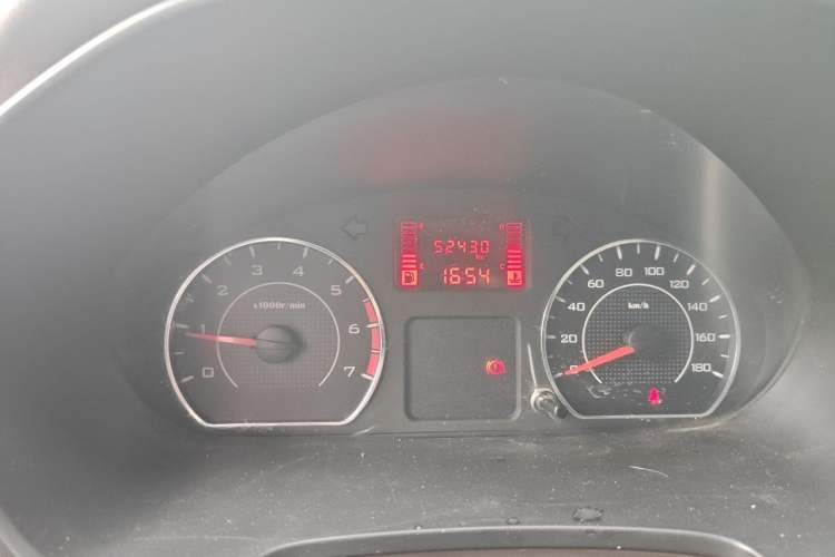 Used Wuling Hongguang V 2022 1.5L Jingqu Edition Enclosed-Window Vehicle with Hydraulic Power Steering LAR Odometer Close Up