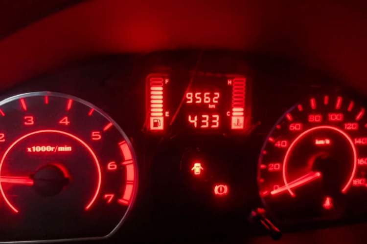 Used Wuling Hongguang V 2022 1.5L Jingqu Edition Enclosed-Window Vehicle with Hydraulic Power Steering LAR Odometer Close Up