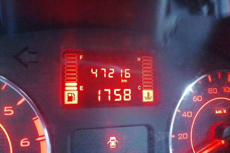 Used Wuling Hongguang V 2022 1.5L Jingqu Edition Enclosed-Window Vehicle with Hydraulic Power Steering LAR Odometer Close Up