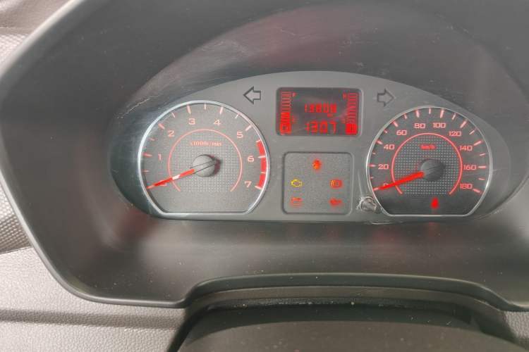 Used Wuling Hongguang V 2022 1.5L Jingqu Edition Enclosed-Window Vehicle with Hydraulic Power Steering LAR Odometer Close Up