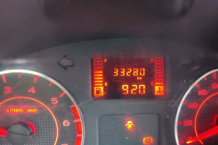 Used Wuling Hongguang V 2022 1.5L Jingqu Edition Enclosed-Window Vehicle with Hydraulic Power Steering LAR Odometer Close Up