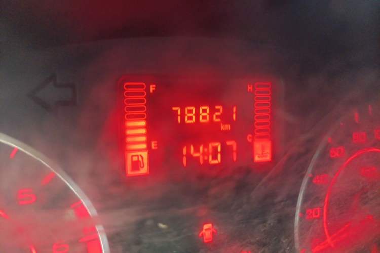 Used Wuling Hongguang V 2022 1.5L Jingqu Edition Enclosed-Window Vehicle with Hydraulic Power Steering LAR Odometer Close Up